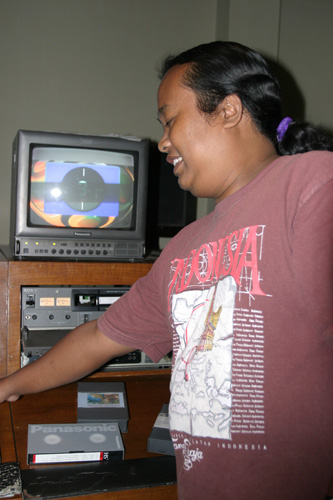 PAV3-Murti-at-monitor 