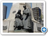 La statua di bronzo “Anchieta che catechizza Bartira”, opera di Antonio Eduardo Sá, è una delle quattro sculture angolari poste sulla base marmorea del grande monumento al maresciallo Floriano Peixoto, ubicato nell’omonima piazza a Rio de Janeiro, dove è stato inaugurato nel 1910. Il gesuita rappresenta l’evangelizzatore del paese, tra altre sculture che simbolizzano la popolazione indigena, i colonizzatori portoghesi e gli allora schiavi africani.