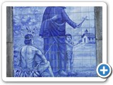 Parimenti nel 1922, il presidente dello Stato di São Paulo offrì ai viaggiatori il “Caminho do Mar”. Questo antico cammino, che collegava il litorale con l’altopiano, fu marcato da monumenti che ricordano la storia dello Stato. Su uno dei pannelli di “azulejos” si vede Anchieta che predica il Vangelo agli indigeni presenta una scena più pacifica. Nel 1981, quando la croce fu trasferita a causa della riurbanizzazione, gli originali “azulejos” dell’artista e storico paulista José Wasth Rodrigues (1891-1957), ormai scoloriti, furono sostituiti da copie fatte dal ceramista Gerardo Garaba. (Foto: © Carlos David Neyra, 2012.)