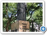 Per il quarto centenario della fondazione di São Paulo (1954), fu eretta nella Praça da Sé una grande statua di bronzo, su un piedistallo di granito: “Padre José de Anchieta S.J., Apostolo do Brasil”, scolpita dall’artista italiano Heitor Usai, giunto in Brasile nel 1927. (Fotografia: © Percival Tirapelli, 2007/2013.)